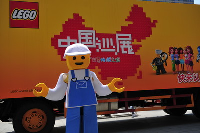 樂高卡車從北京出發，陸續開往天津、杭州、武漢等地，為當地孩子們帶去歡樂和禮品。