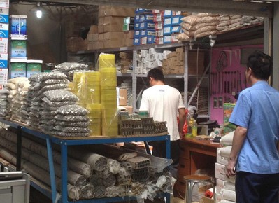 工商人員突擊檢查涉嫌銷售假冒海福樂產品商鋪