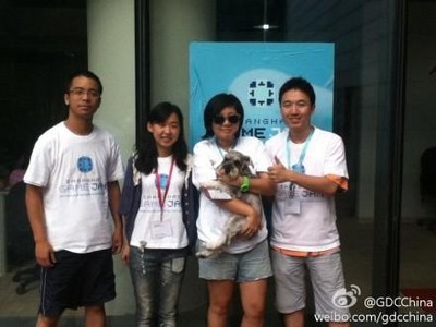 做出兩款游戲的 Metao 組合影，狗狗成為游戲創(chuàng)作原型。