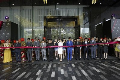 從左到右：Brian Segrave, 廣州W酒店總經(jīng)理；劉偉立，喜達屋酒店與度假村集團亞太區(qū)資深副總裁，設計與工程籌劃；Paul James羅健，W 全球酒店、瑞吉酒店與度假村及豪華精選全球品牌領導人；錢進，喜達屋酒店與度假村集團 大中華區(qū)總裁；Stephen Ho何國祥，喜達屋酒店與度假村國際集團亞太區(qū)總裁；影星高圓圓和吳彥祖；孔健濤，合景泰富房公司執(zhí)行董事兼行政總裁；孔健楠，合景泰富房公司執(zhí)行董事兼執(zhí)行副總裁；徐錦添，合景泰富公司執(zhí)行董事、首席財務官兼公司秘書；李建明，合景泰富公司執(zhí)行董事、集團運營管理部副總裁兼華南片區(qū)總經(jīng)理；黃薇陵，合景泰富酒店投資發(fā)展部總監(jiān)及園林設計部總監(jiān)。