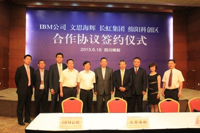 文思海輝董事長陳淑寧（右四）及高級(jí)副總裁、大中華區(qū)業(yè)務(wù)及應(yīng)用咨詢事業(yè)部總經(jīng)理黎杰（右三）出席簽約儀式