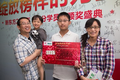 學(xué)員獲SSAT2283分，與家長(zhǎng)簽名版前留念