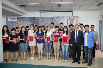 新東方教育科技集團副總裁，北京新東方學校校長汪海濤（前排右二）與部分獲獎學員