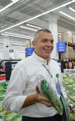 山姆會員商店首席運營官文安德展示山姆生鮮產(chǎn)品，介紹山姆采購的秘訣。