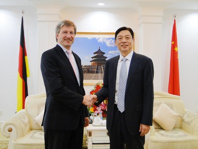 2013年7月3日，國家質(zhì)檢總局副局長孫大偉會見TUV南德意志集團管理委員會主席施特克芬博士（Dr. –Ing Axel Stepken）