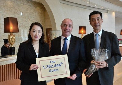 港島海逸君綽酒店在慶祝開業(yè)四周年活動期間，總經(jīng)理鄒祖耀和營業(yè)及市場總監(jiān)周濤為第1,362,444位客人頒發(fā)紀(jì)念品。