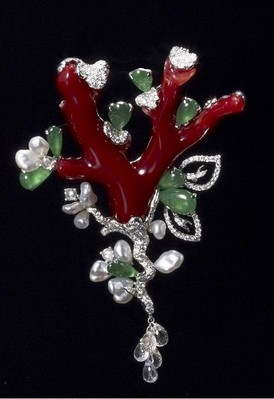 臺灣知名珠寶設計師曾郁雯 - 《一樹花開》古典優雅結合珊瑚、翡翠、無核珠及透明剛玉之兩用針墜