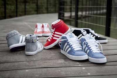 adidas Neo label 秋冬品牌大片中經典絨面革為設計主軸的藍,紅BB NEO高幫鞋，呈現亮眼的運動休閑風格