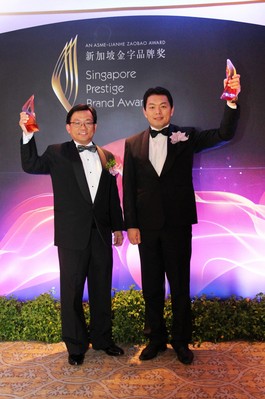 OUE Hospitality REIT Management 的執行長 Chong Kee Hiong 先生代表君華酒店集團在頒獎典禮上接受獎項。