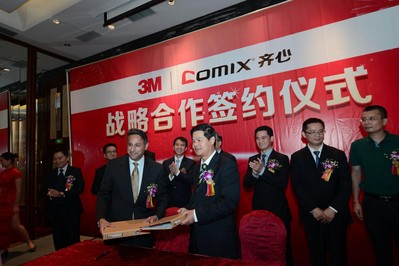  左：3M全球商業(yè)文儀產(chǎn)品業(yè)務(wù)部高級(jí)副總裁Jesse G.Singh、右：齊心文具股份有限公司董事長陳欽鵬出席簽約儀式