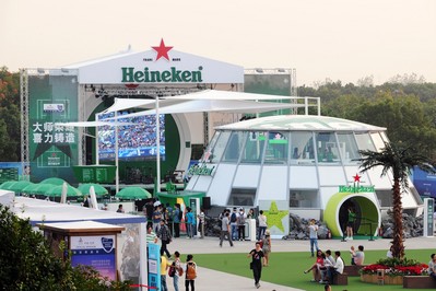 賽場邊的喜力啤酒花園吸引了眾多球迷參與互動游戲，駐足小憩觀看現場樂隊演出。