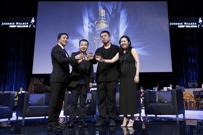 七匹狼創(chuàng)始人周少雄、賈樟柯導(dǎo)演、建筑設(shè)計師馬巖松、尊尼獲加品牌總監(jiān)符秀婷女士共同合影