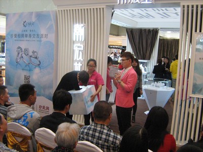 “克拉女人，珍愛網(wǎng)相擁”，參與活動(dòng)的會(huì)員正在抽取克拉美鉆大獎(jiǎng)