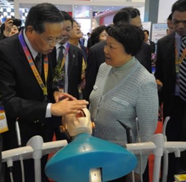 上海交通大學(xué)附屬第九人民醫(yī)院院長(zhǎng)張志愿教授陪同中國科學(xué)技術(shù)協(xié)會(huì)領(lǐng)導(dǎo)鄧楠視察展會(huì)工作