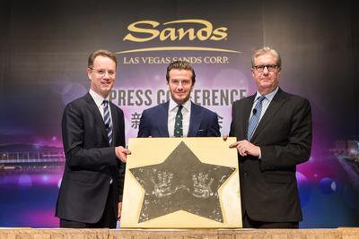 金沙中國有限公司及濱海灣金沙的管理層與全球風雲人物<br />大衛.碧咸一同出席星期五於澳門威尼斯人舉行的新聞發佈會。<br />拉斯維加斯金沙集團與 Beckham Ventures 於該新聞發佈會上<br />宣佈成為亞洲合作伙伴。 <br />左至右：新加坡濱海灣金沙總裁兼首席執行官喬志.騰、<br />大衛.碧咸、金沙中國有限公司總裁兼行政總裁愛德華.卓思 