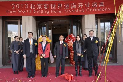 (由左至右)　 新世界中國地產北京總經理陳子榮先生、新世界崇文公司法人代表陳艷女士、新世界發展主席鄭家純博士、瑰麗酒店集團首席行政總裁鄭志雯小姐及酒店總經理魏得可先生于北京新世界酒店開業典禮。