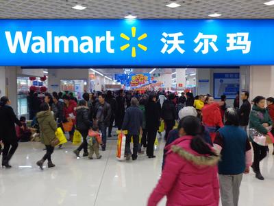 云南昭通沃爾瑪開業首日迎來眾多購物熱情高漲的消費者，商場內外人頭涌涌。