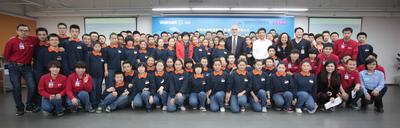 中國青少年發(fā)展基金會秘書長涂猛先生，百年職校發(fā)起人和理事長姚莉女士，沃爾瑪中國公司事務(wù)高級副總裁博睿等嘉賓在“沃爾瑪零售人才職業(yè)培訓(xùn)課程” 開課典禮上與師生代表一起合影。