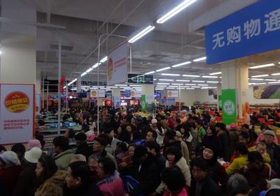 沃爾瑪云南昆明昌源中路店盛大開業(yè)，商場(chǎng)內(nèi)人頭涌涌，工作人員馬不停蹄