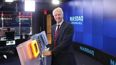 托普索公司首席執行官Bjerne S. Clausen敲響了開市鐘