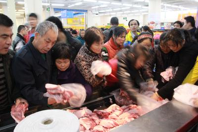 沃爾瑪深圳巒山谷新店開業，附近小區的市民紛紛前來選購品質好、價格實惠的鮮食