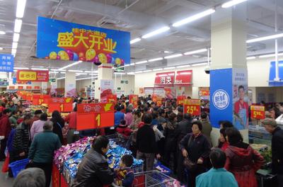 眾多市民在剛剛開(kāi)業(yè)的沃爾瑪廣西來(lái)賓桂中大道店<br />搶購(gòu)各種實(shí)惠商品